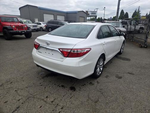 Pearl White 2015 Toyota Camry XLE