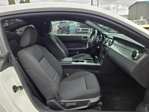 Performance White Clearcoat 2005 Ford Mustang Deluxe