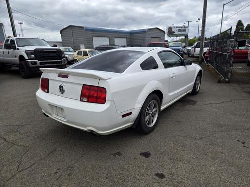 Performance White Clearcoat 2005 Ford Mustang Deluxe