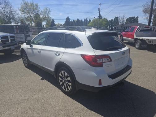 Crystal White Pearl 2017 Subaru Outback 3.6R Limited