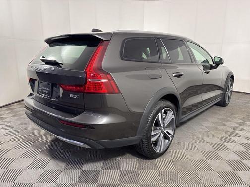 Platinum Grey Metallic 2025 Volvo V60 Cross Country B5 Plus