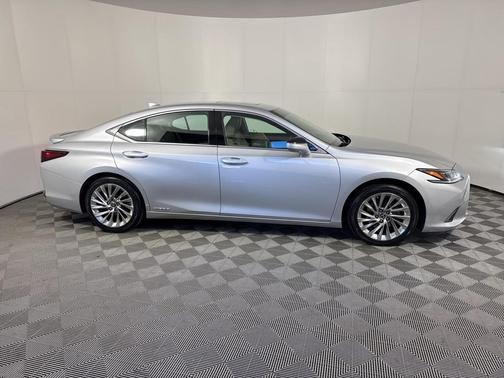 2020 Lexus ES 300h Luxury