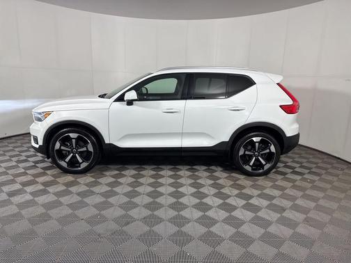 Ice White 2019 Volvo XC40 T5 Momentum