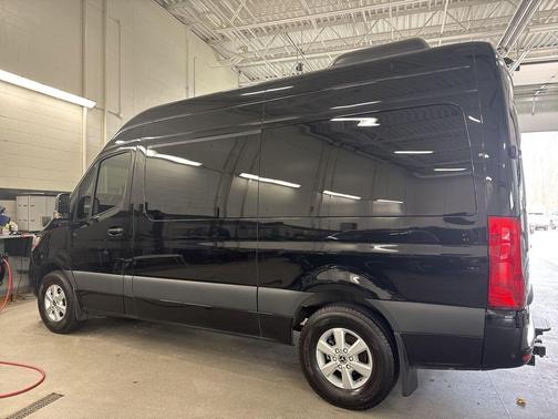 Obsidian Black Metallic 2022 Mercedes-Benz Sprinter 2500 144 WB Standard Roof Passenger