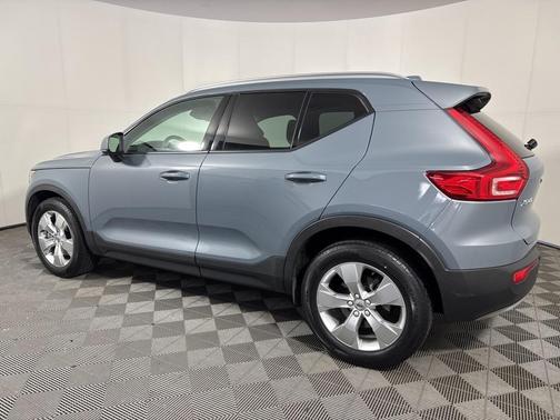 2021 Volvo XC40 T5 Momentum