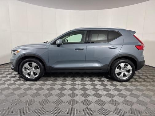 2021 Volvo XC40 T5 Momentum