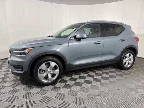 2021 Volvo XC40 T5 Momentum
