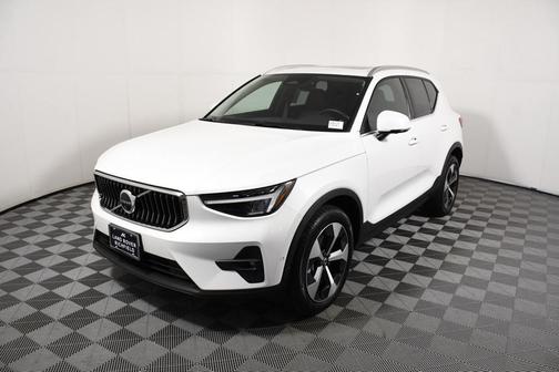 2025 Volvo XC40 B5 Plus Bright Theme