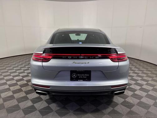 2018 Porsche Panamera 4