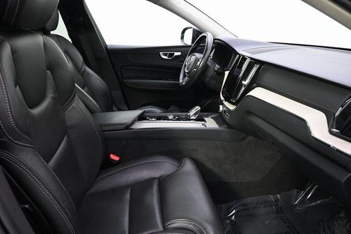 2022 Volvo XC60 B6 Inscription