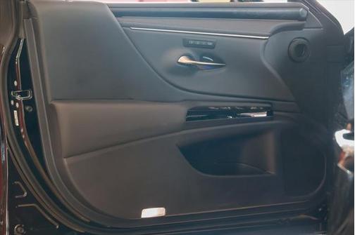2025 Lexus ES 300h Base