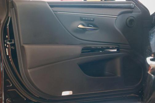2025 Lexus ES 300h Base