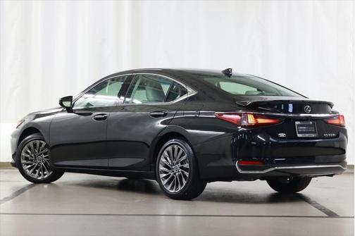 2025 Lexus ES 300h Ultra Luxury