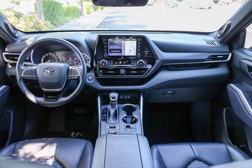 Magnetic Gray Metallic 2022 Toyota Highlander XSE