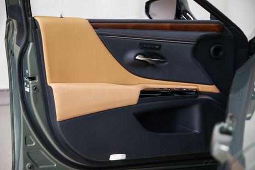 2025 Lexus ES 300h Base