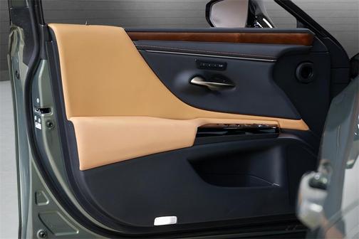 2025 Lexus ES 300h Base