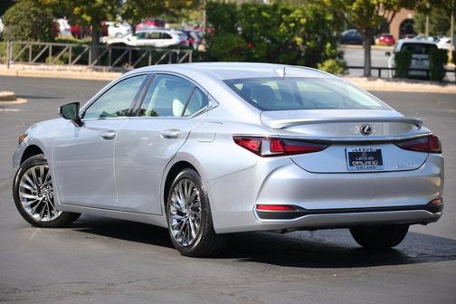 2024 Lexus ES 300h Luxury