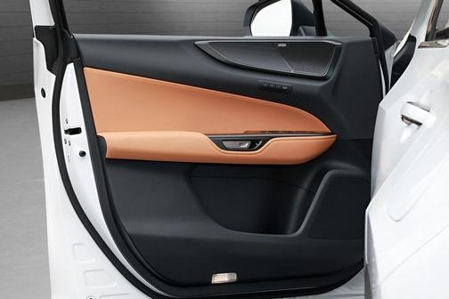 2026 Lexus NX 450h+ Luxury