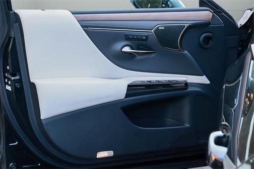 2025 Lexus ES 300h Ultra Luxury