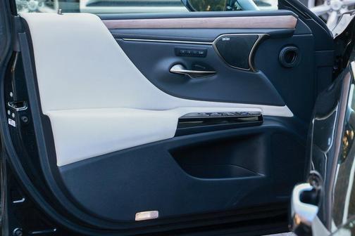 2025 Lexus ES 300h Ultra Luxury