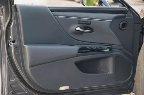2025 Lexus ES 300h Base
