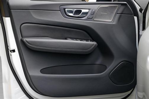 2023 Volvo XC60 B5 Plus Dark Theme