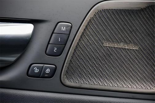 2023 Volvo XC60 B5 Plus Dark Theme