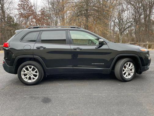 2016 Jeep Cherokee Sport
