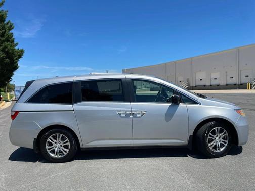 Alabaster Silver Metallic 2013 Honda Odyssey EX-L