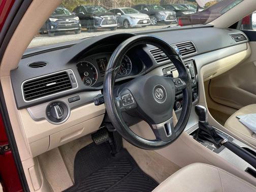 2015 Volkswagen Passat 1.8T Auto SE w/Sunroof & Nav