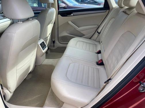 2015 Volkswagen Passat 1.8T Auto SE w/Sunroof & Nav