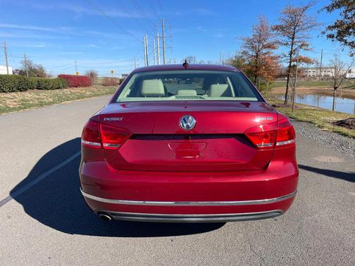 2015 Volkswagen Passat 1.8T Auto SE w/Sunroof & Nav
