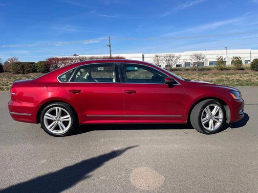 2015 Volkswagen Passat 1.8T Auto SE w/Sunroof & Nav