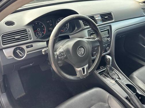 2014 Volkswagen Passat 1.8T Auto Wolfsburg Ed