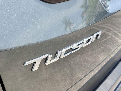 2023 Hyundai TUCSON SE