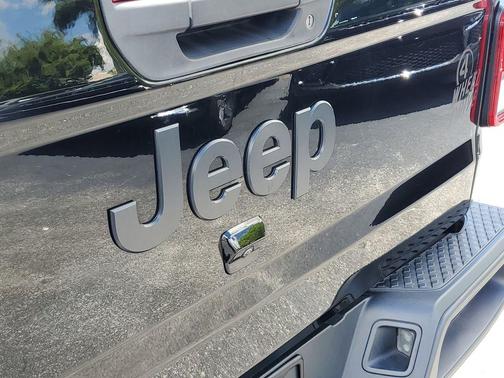 2022 Jeep Gladiator Sport