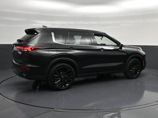 Black 2023 Mitsubishi Outlander SE