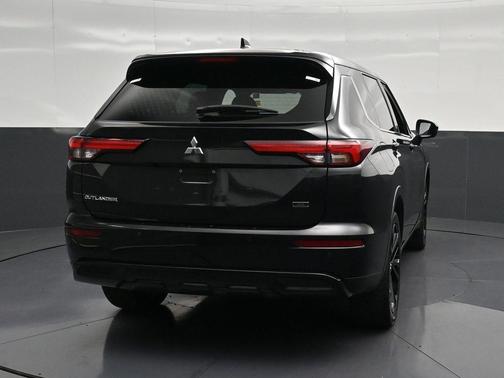 Black 2023 Mitsubishi Outlander SE