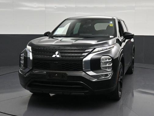 Black 2023 Mitsubishi Outlander SE