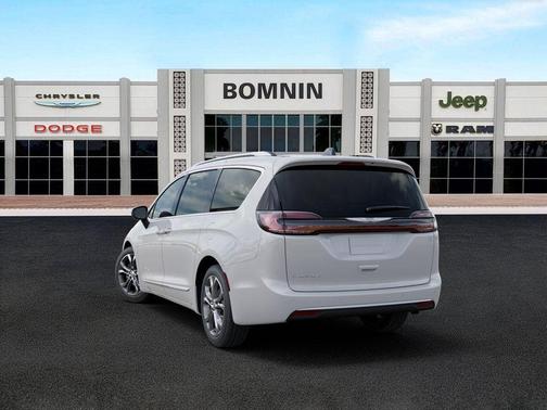 Bright White Clearcoat 2026 Chrysler Pacifica Pinnacle