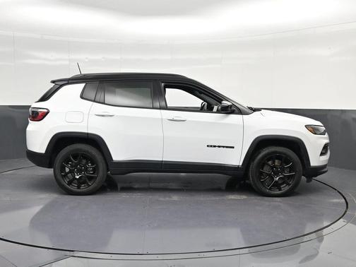 Bright White Clearcoat 2023 Jeep Compass Altitude