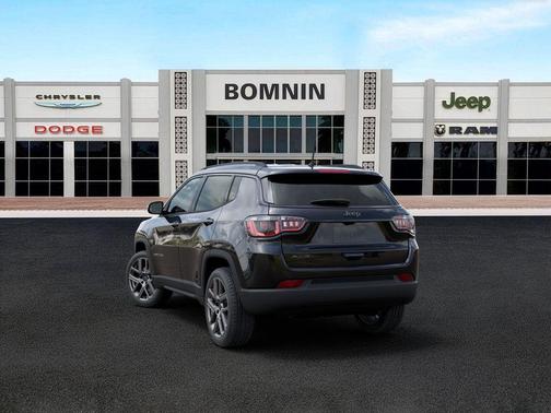 Black Crystal Pearlcoat 2026 Jeep Compass Latitude