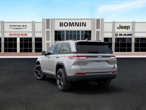 Silver Zynith 2026 Jeep Grand Cherokee Limited