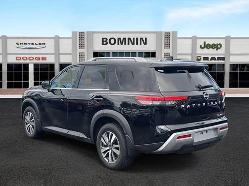 2024 Nissan Pathfinder SL