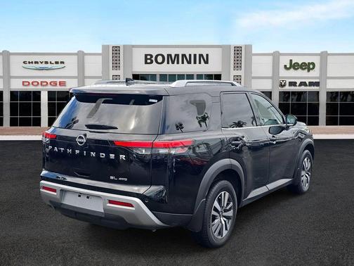 2024 Nissan Pathfinder SL