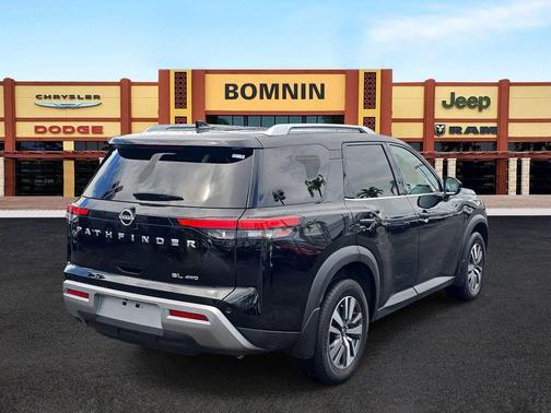 2024 Nissan Pathfinder SL