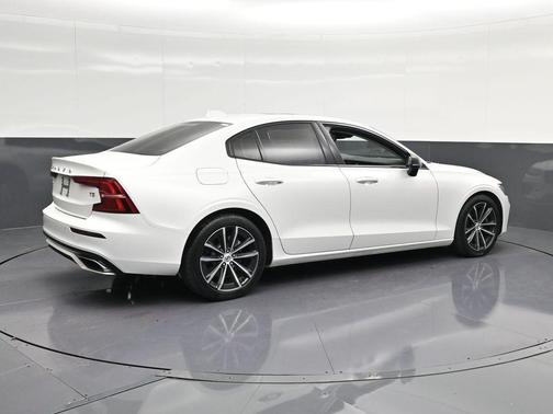 Crystal White 2021 Volvo S60 T5 Momentum
