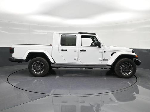 Bright White Clearcoat 2021 Jeep Gladiator Overland