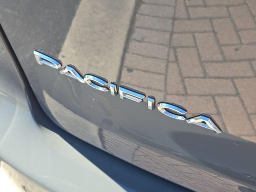 2023 Chrysler Pacifica Touring-L