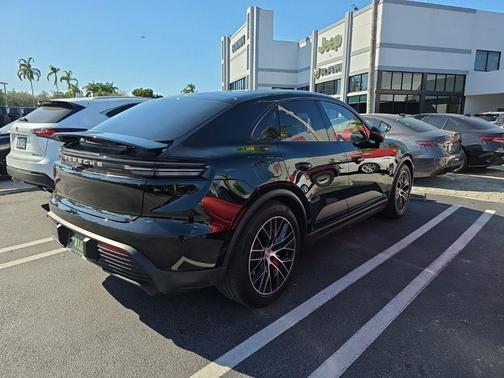 2025 Porsche Macan Base